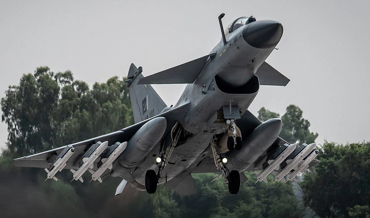 掛載「霹靂-15E」飛彈的戰鬥機（示意圖） 圖：翻攝自FB 台海軍情員 