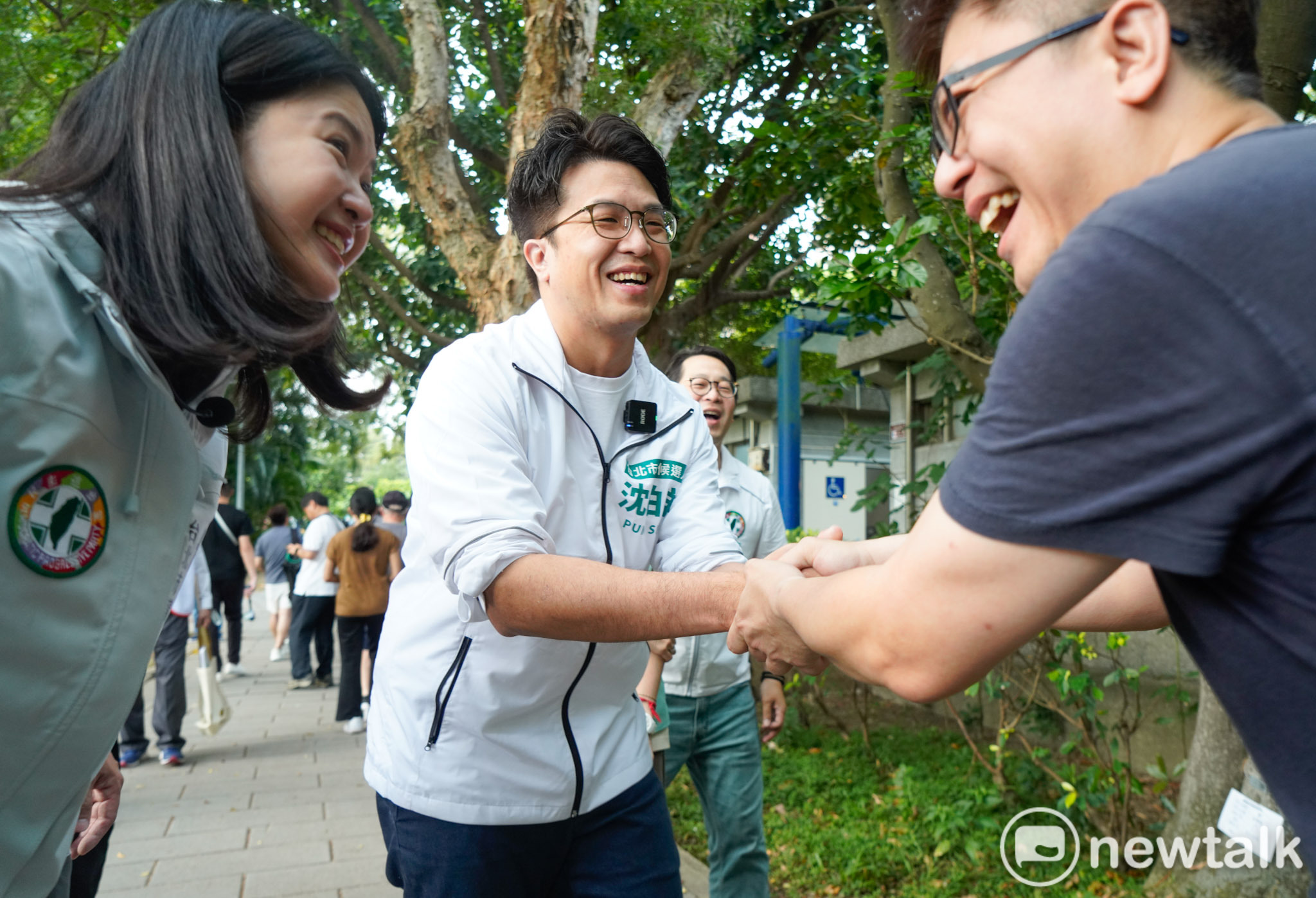 沈伯洋遇到同是台大法律系畢業的民眾。 圖：張良一/攝 