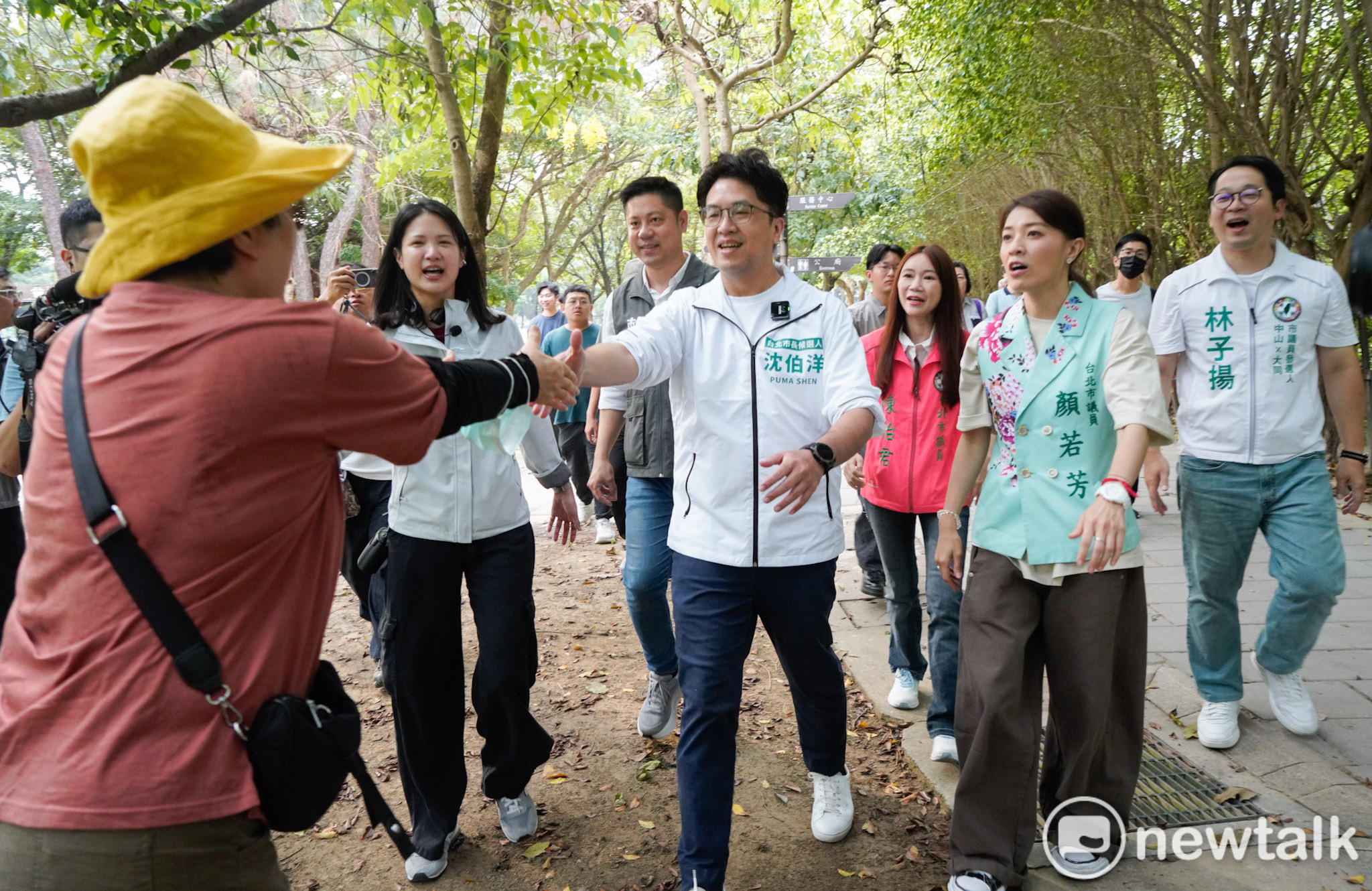  民進黨台北市長參選人沈伯洋到榮星花園向晨運的民眾拜票。 圖：張良一/攝 