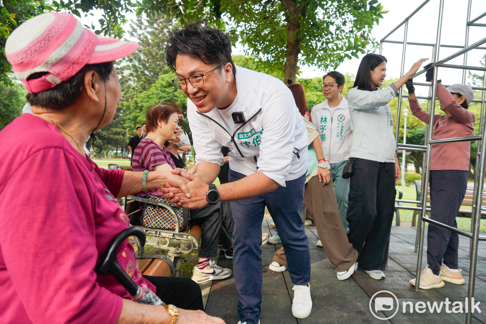 沈伯洋到榮興花園向晨運的民眾拜票。 圖：張良一/攝 