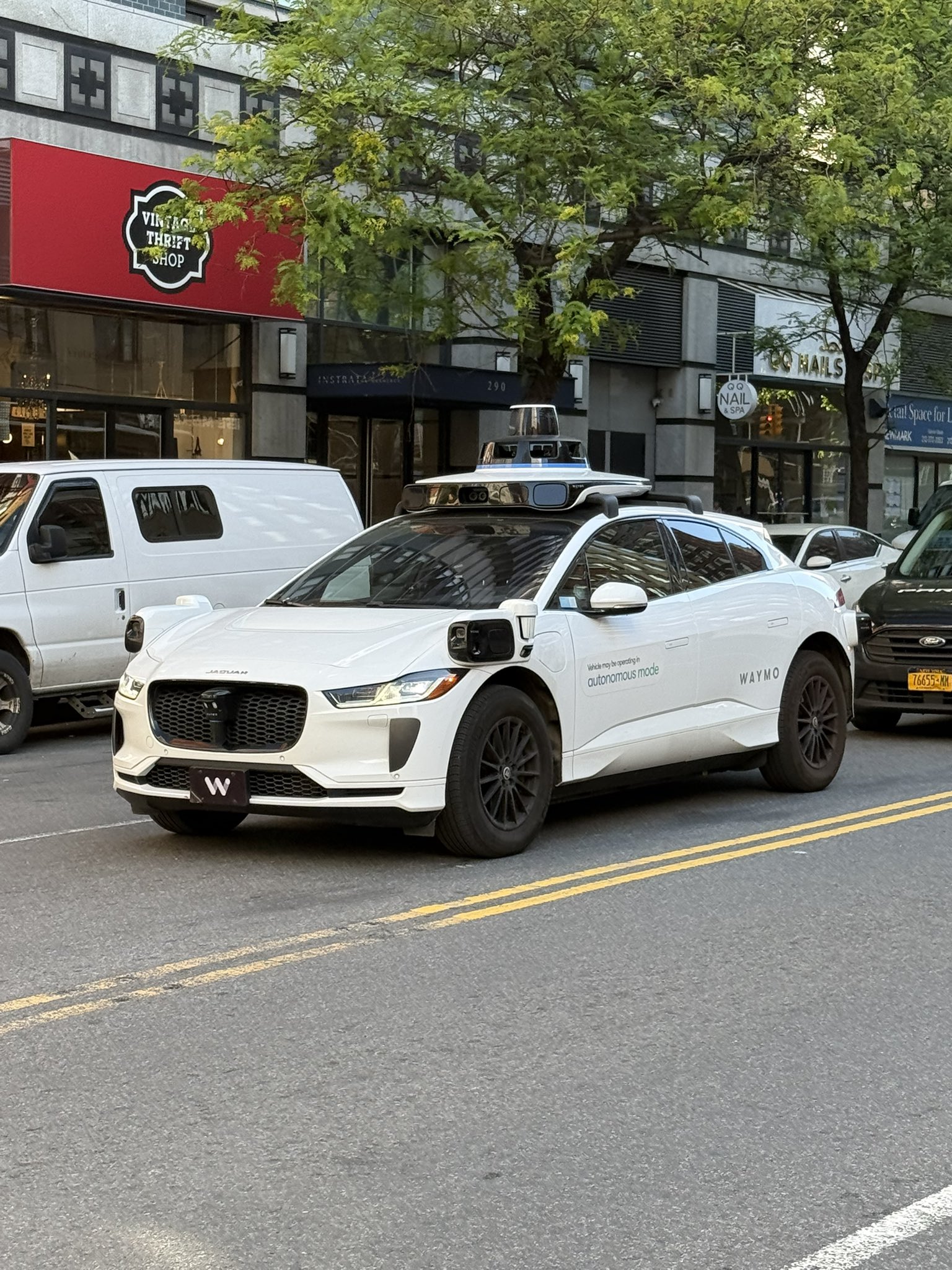 雖 Waymo 自豪其車隊不會酒駕、不會分心，且嚴重車禍率低 ；但 AI 系統缺乏人類的直覺判斷，反而衍生出各種「全新的危險狀況」 圖：翻攝自 X @TedHZhang 