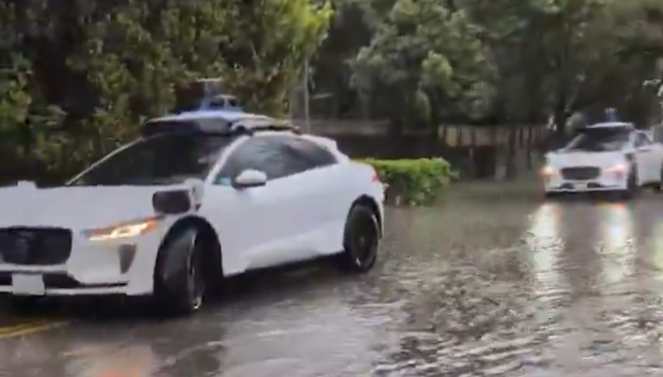 因天候因素，Waymo 於道路路中停駛 圖：翻攝自 X @accuweather 