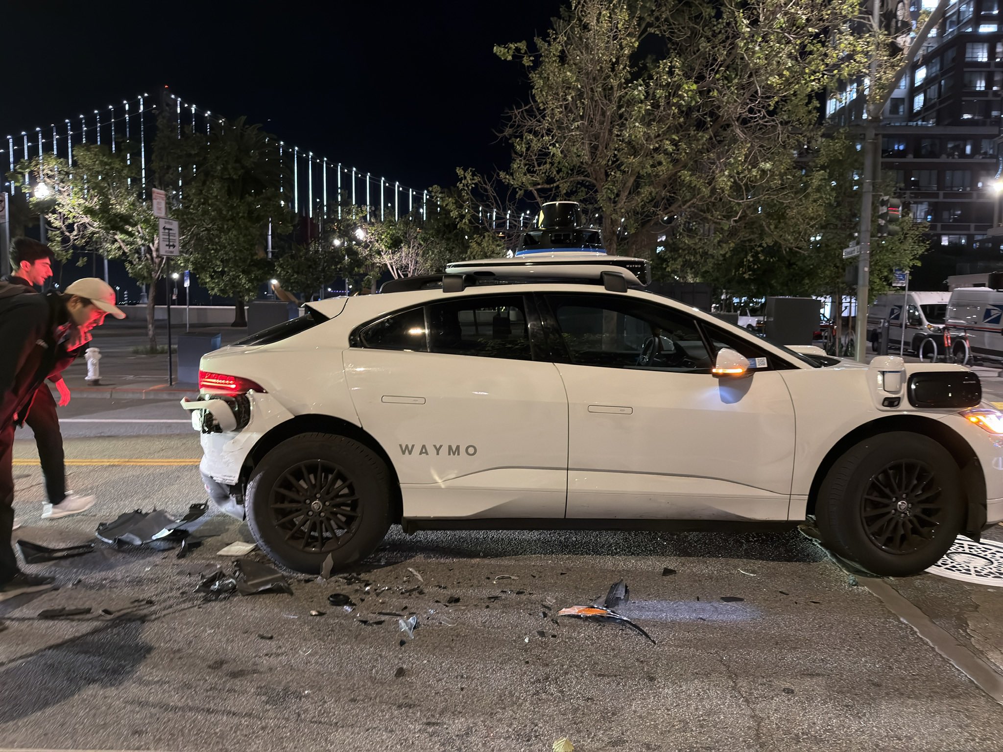  民眾捕捉 Waymo 車禍影像 圖：翻攝自 X @thomashawk 