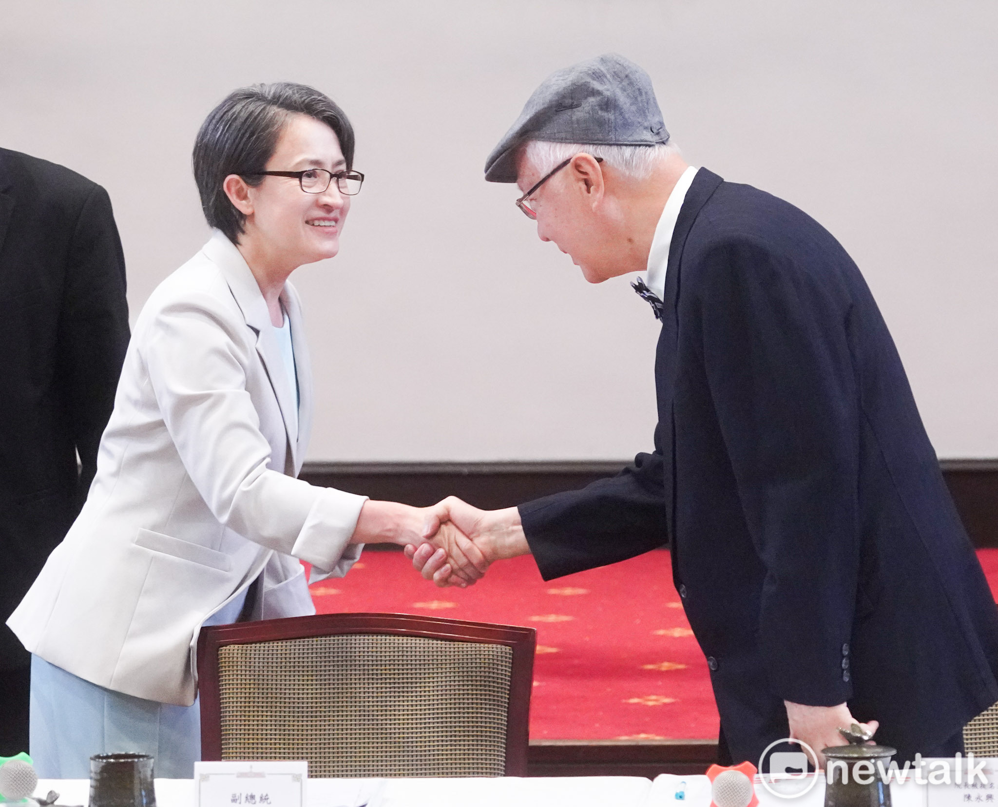  副總統蕭美琴今主持「監察院第7屆正、副院長及監察委員被提名人介紹記者會」，圖為記者會後，副總統蕭美琴向監察院長被提名人陳永興握手致意。 圖：張良一/攝 