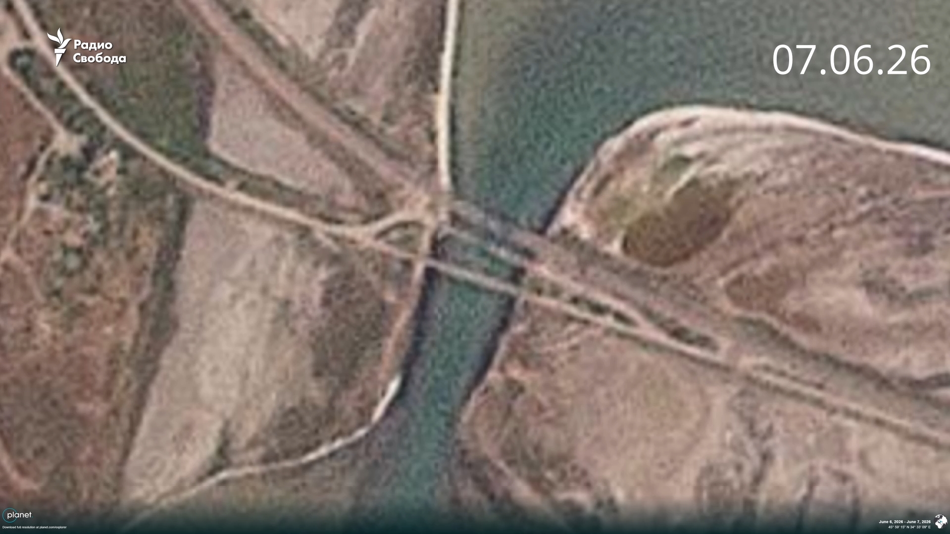  烏克蘭軍隊已將瓊哈爾大橋完全摧毀，而該橋的衛星圖像現已曝光。影像顯示，大橋中部有明顯的撞擊痕跡，受損橋面旁還架設了一座浮橋。 圖：翻攝自 X @wartranslated 