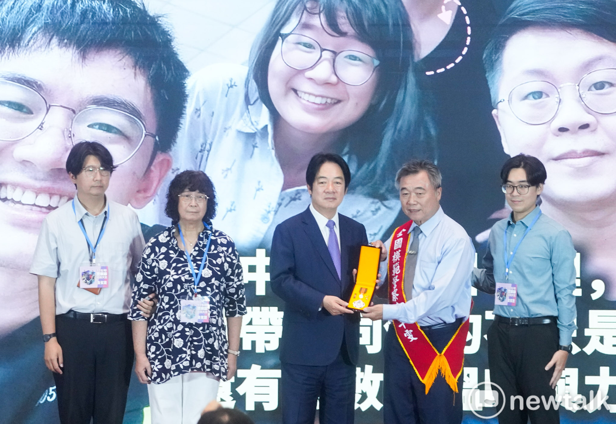  總統賴清德致贈警察獎章給已故警察陳芊雯，由其父親代為領獎。 圖：張良一/攝 