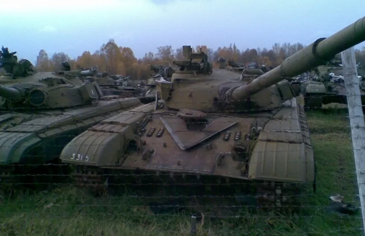  T-64的原產地是烏克蘭，再加上長期存在零件短缺問題，以及與現有後勤體系整合的困難，實際上根本無法為俄軍所用。 圖：翻攝自 X @Jonpy99 