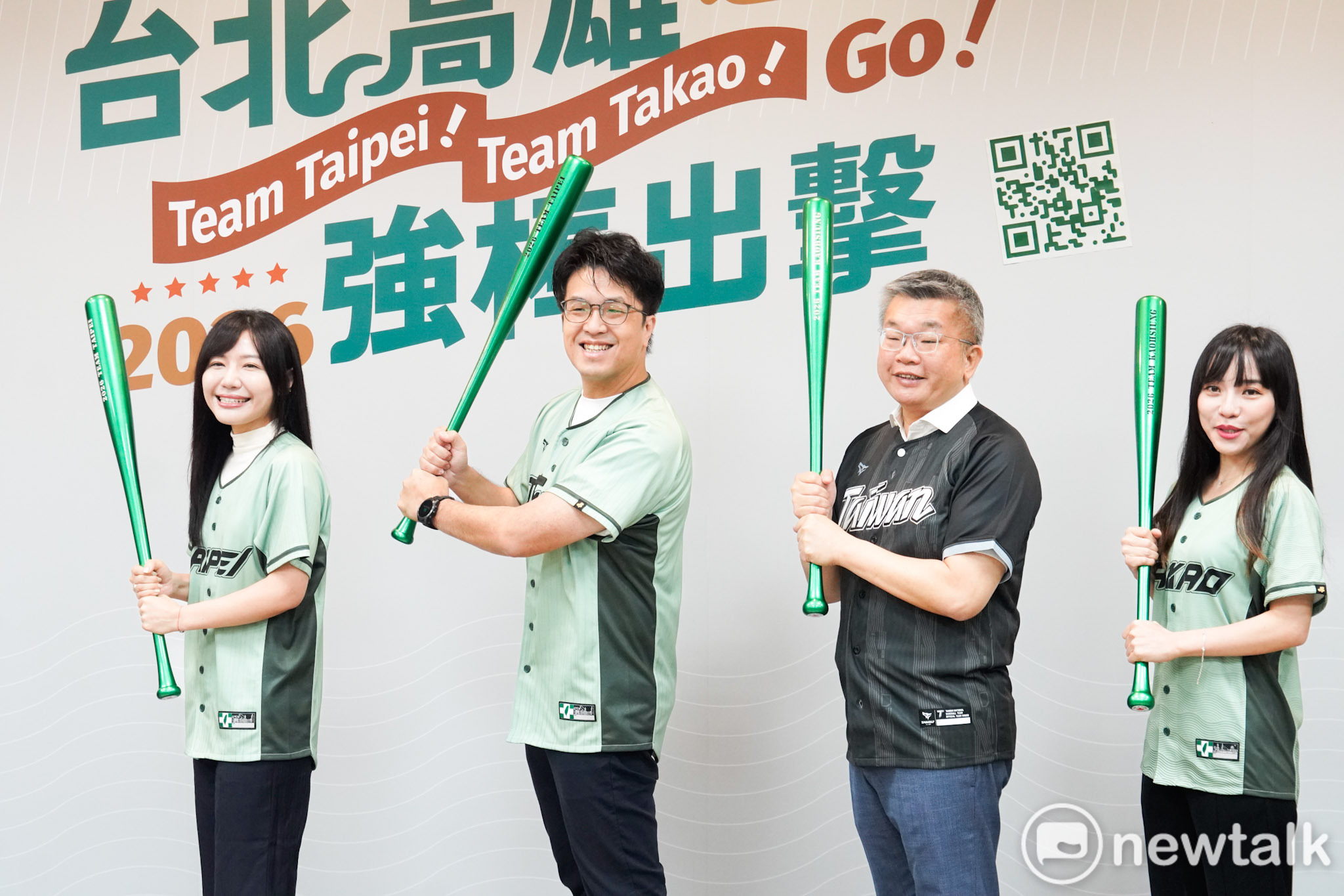  民進黨台北市長參選人沈伯洋、民進黨立院黨團總召蔡其昌出席身兼民進黨北、高兩市黨部主委的立委吳沛憶、黃捷所舉辦的「台北高雄連線 2026強棒出擊Team Taipei！Team Takao！Go！」限量球衣發布會。 圖：張良一/攝 