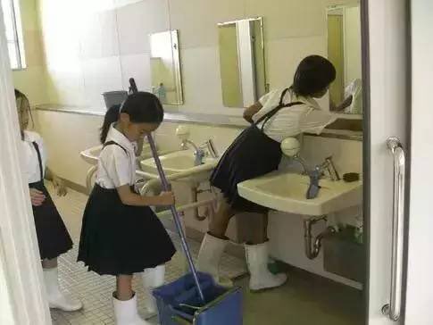  日本學校沒有清潔人員，學生們每天都要一起動手打掃衛生，掃地、拖地。 圖：翻攝自 X @Vanessa_ZhangUK 