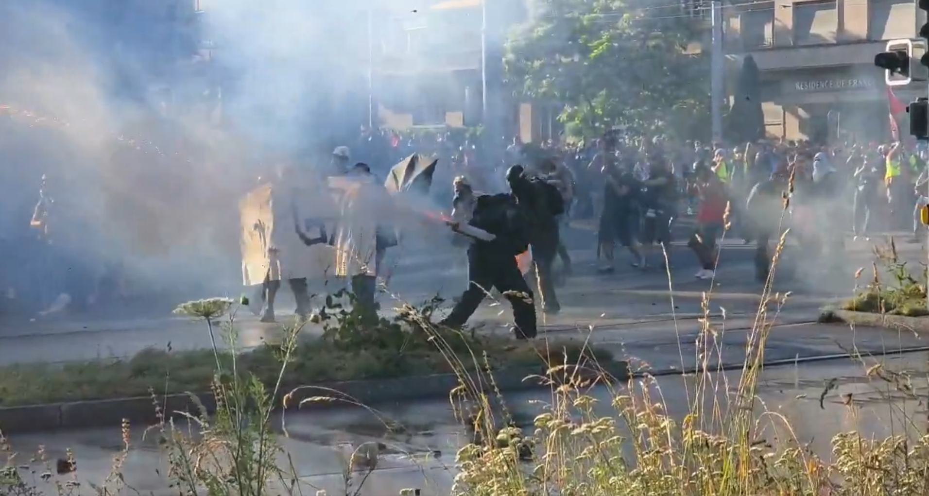 G7 峰會經常成為群眾抗議資本主義、全球化、氣候變遷與貧富不均的宣洩出口。 圖：翻攝自 X @Adrien_arbl 