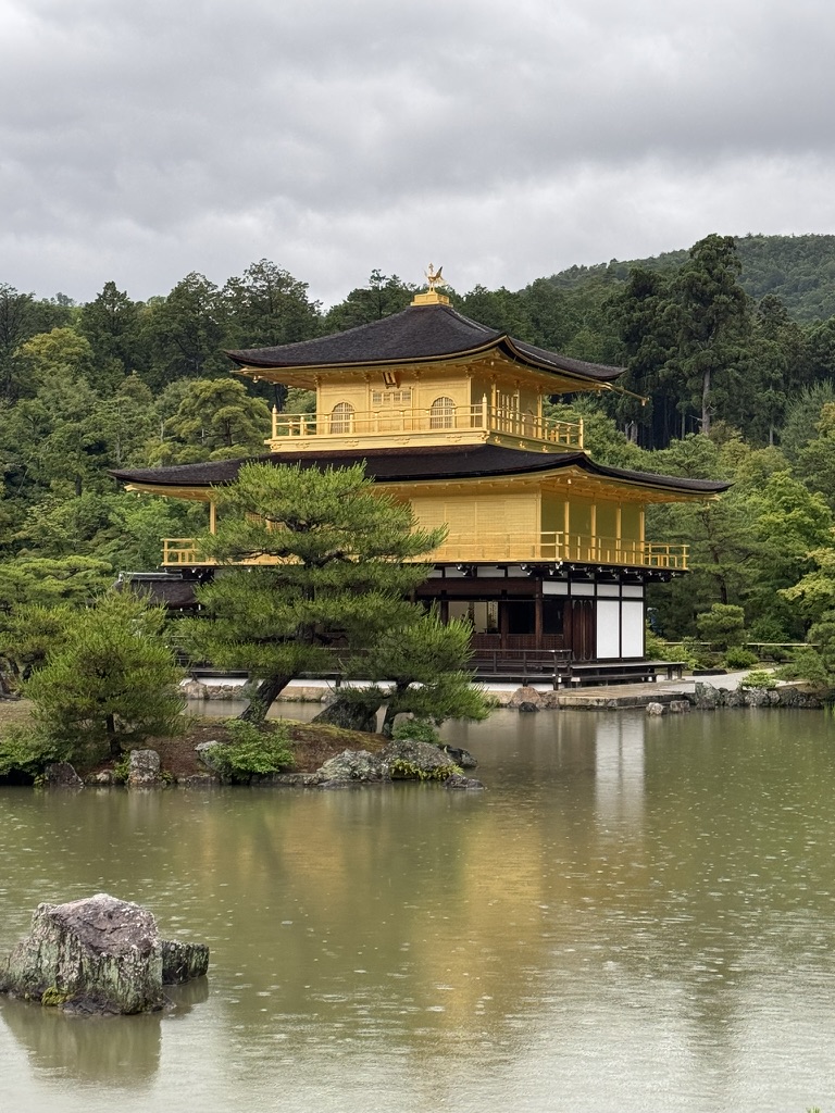  台日關係是兩個層次的交流，台日民間的交流和旅遊也是台日關係重要的一環。（圖為著名京都景點金閣寺） 圖：翻攝自touristjapan 官網 