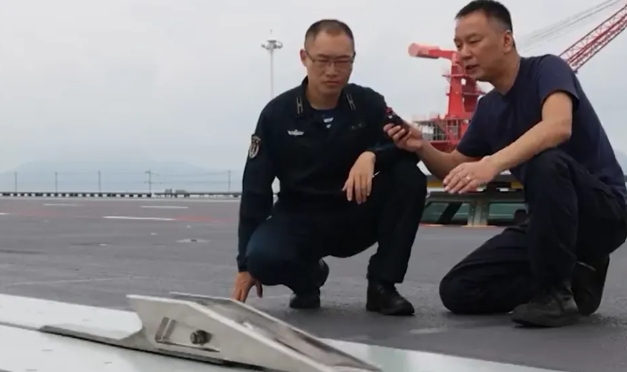  福建艦電磁彈射系統的測試畫面－彈射滑塊在2秒內將戰機從0加速到近300公里/小時，然後在軌道末端瞬間煞車停。 圖：翻攝自騰訊網 