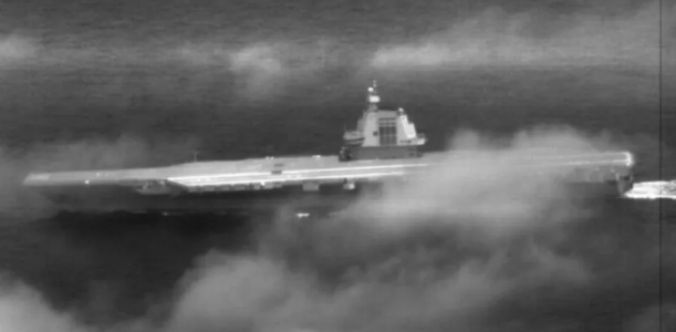  台灣6月23日發布的監視器照片，由F-16戰鬥機遠距離拍攝，圖中可見福建艦在台灣海峽航行的輪廓。 圖：翻攝自騰訊網 