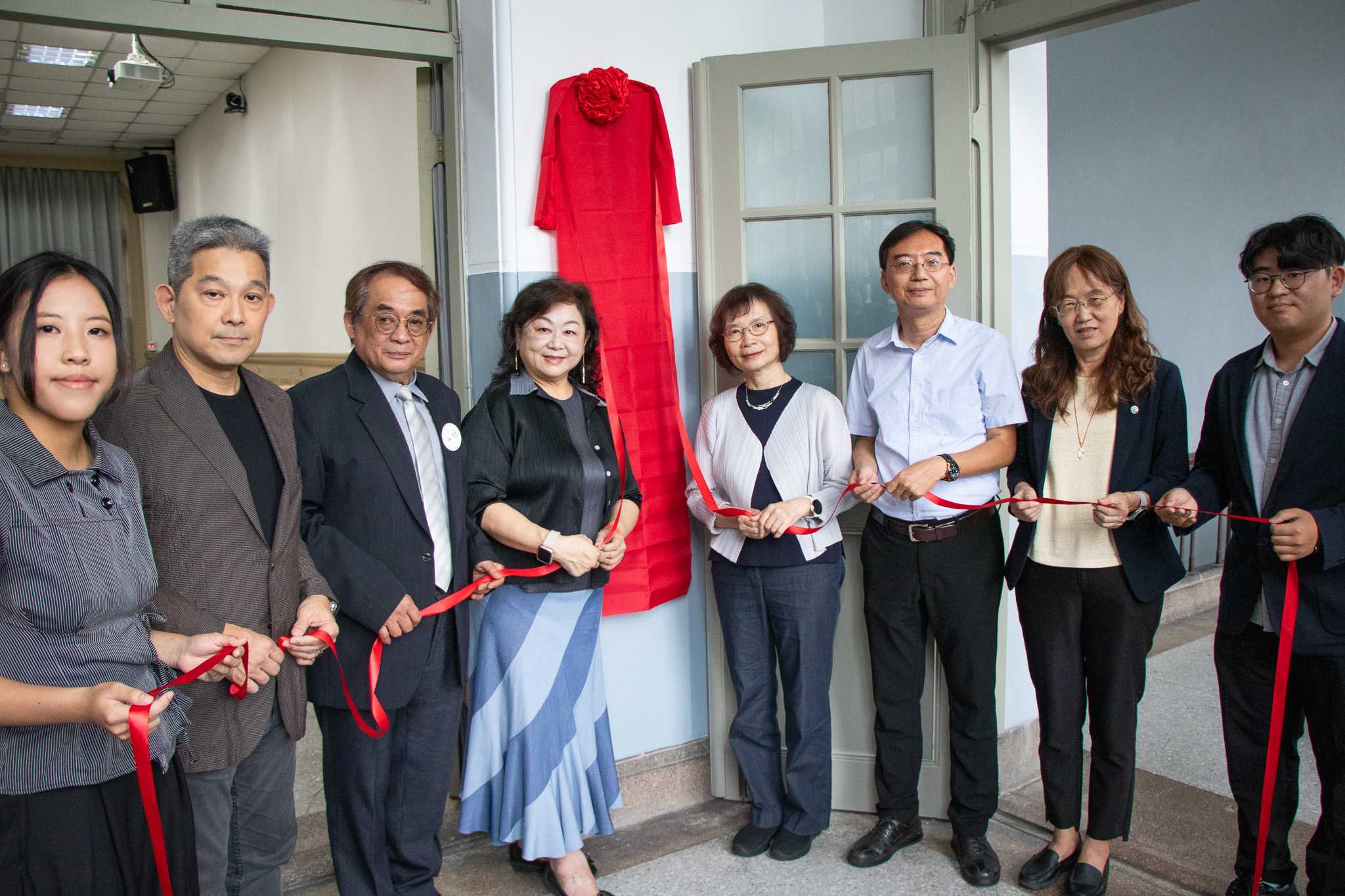  台大文學院26日舉行「林茂生紀念會議室」揭牌儀式。 圖：台大文學院學生會提供/陳思妤攝