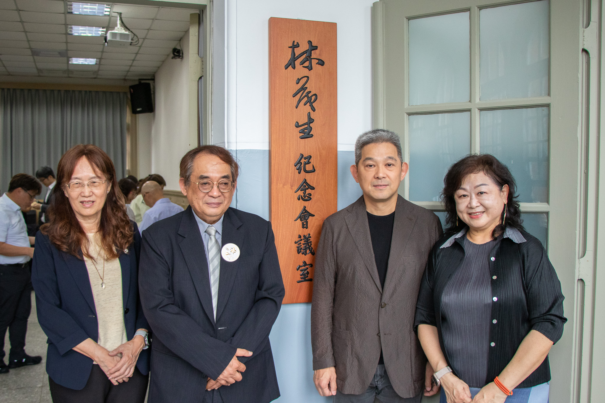  台大文學院26日舉行「林茂生紀念會議室」揭牌儀式。圖為林茂生的3個孫子與周婉窈教授(左1)。圖：台大文學院學生會提供/陳思妤攝