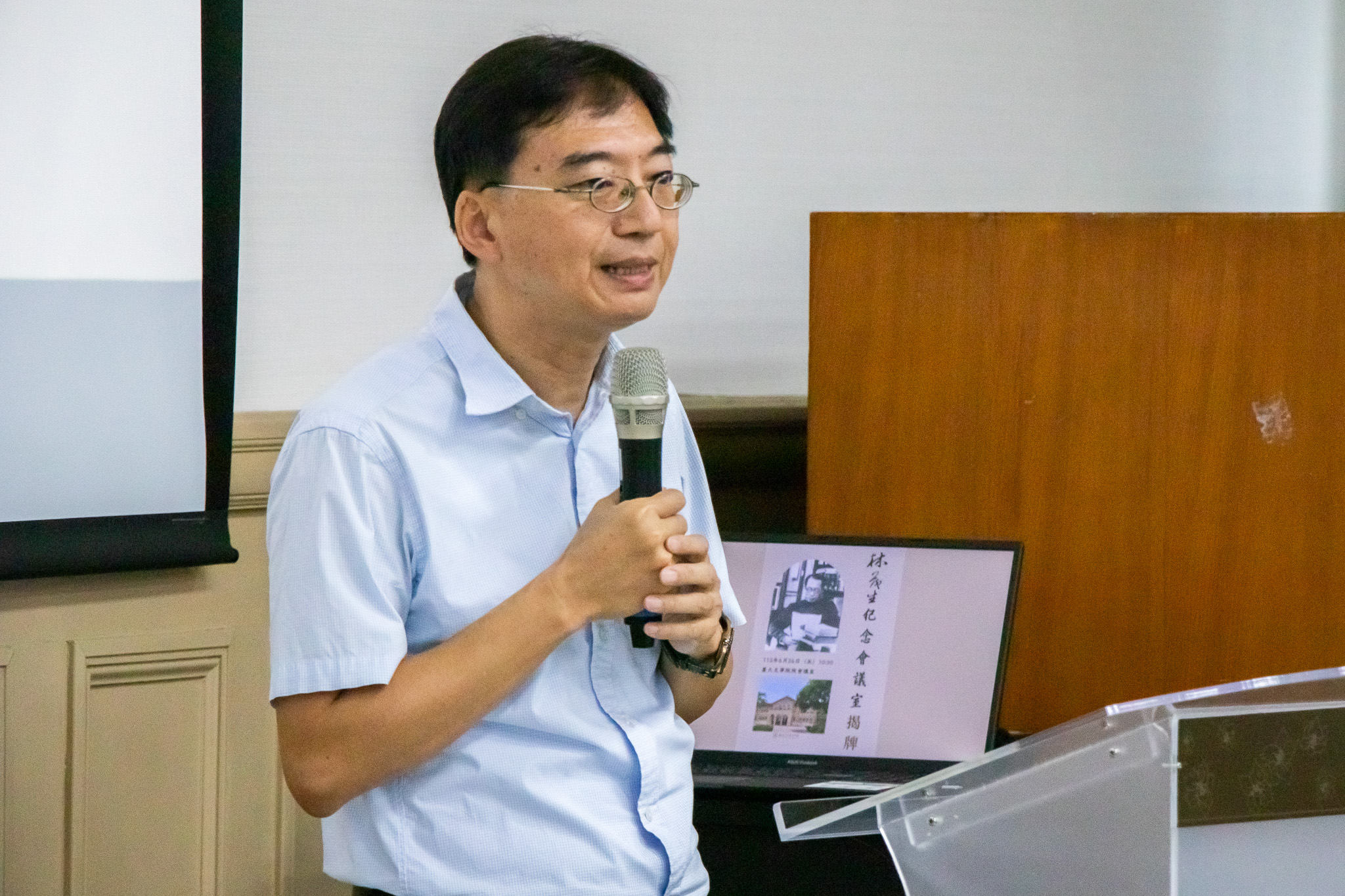  台大「林茂生紀念會議室」揭牌，哲學系主任林明照指出，林茂生不僅是台灣哲學的播種者，更是融合西方教育哲學與東方陽明學的開拓者。 圖：台大文學院學生會提供/陳思妤攝
