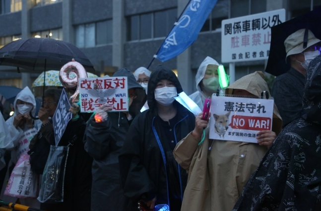  日本民眾在首相官邸前集會抗議高市早苗政府軍事擴張政策 圖：翻攝自中新社 