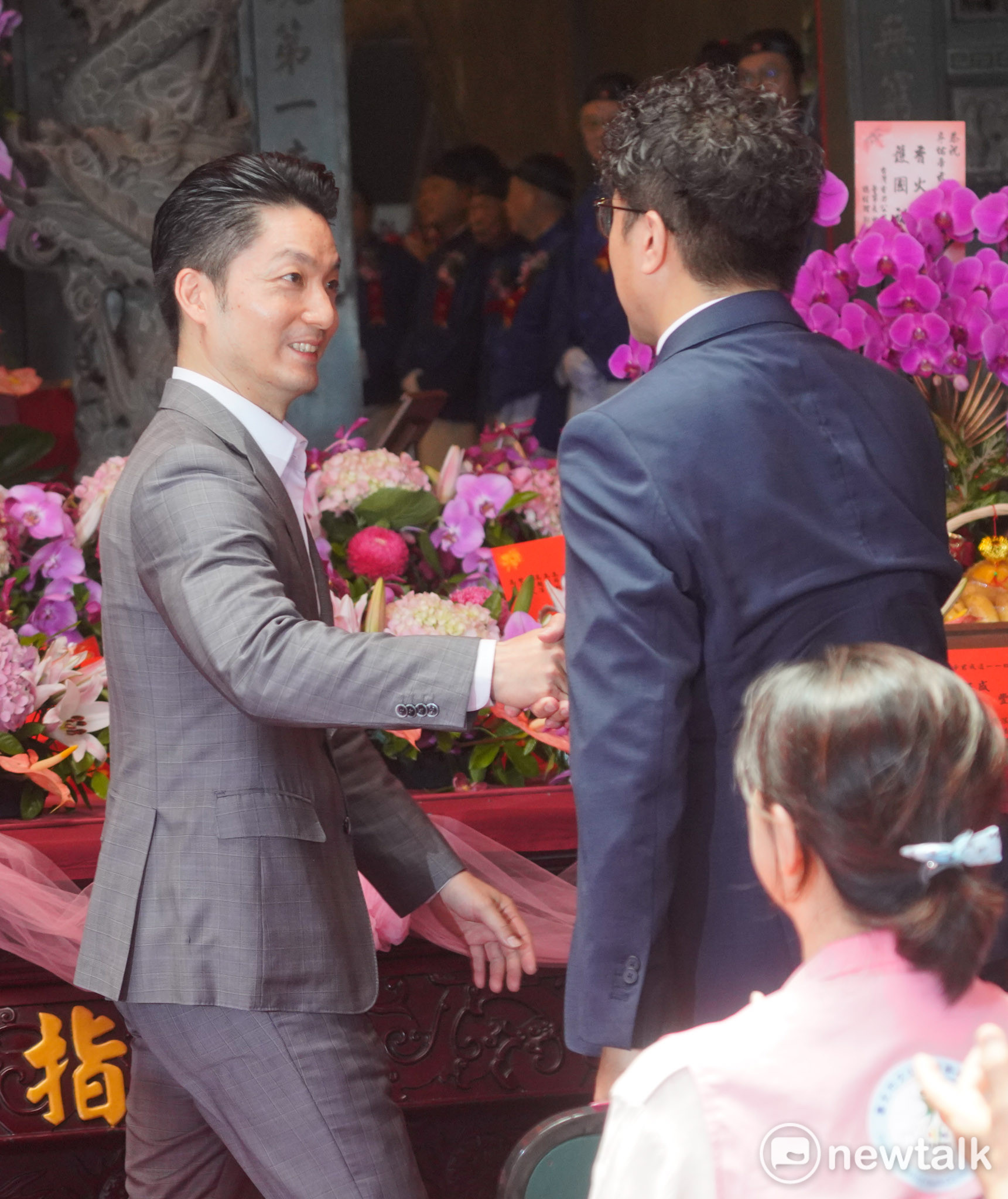  台北市長蔣萬安出席「指南宮純陽寶殿孚佑帝君成道周年三獻大典」時，與民進黨台北市長參選人沈伯洋握手致意。 圖：張良一/攝 