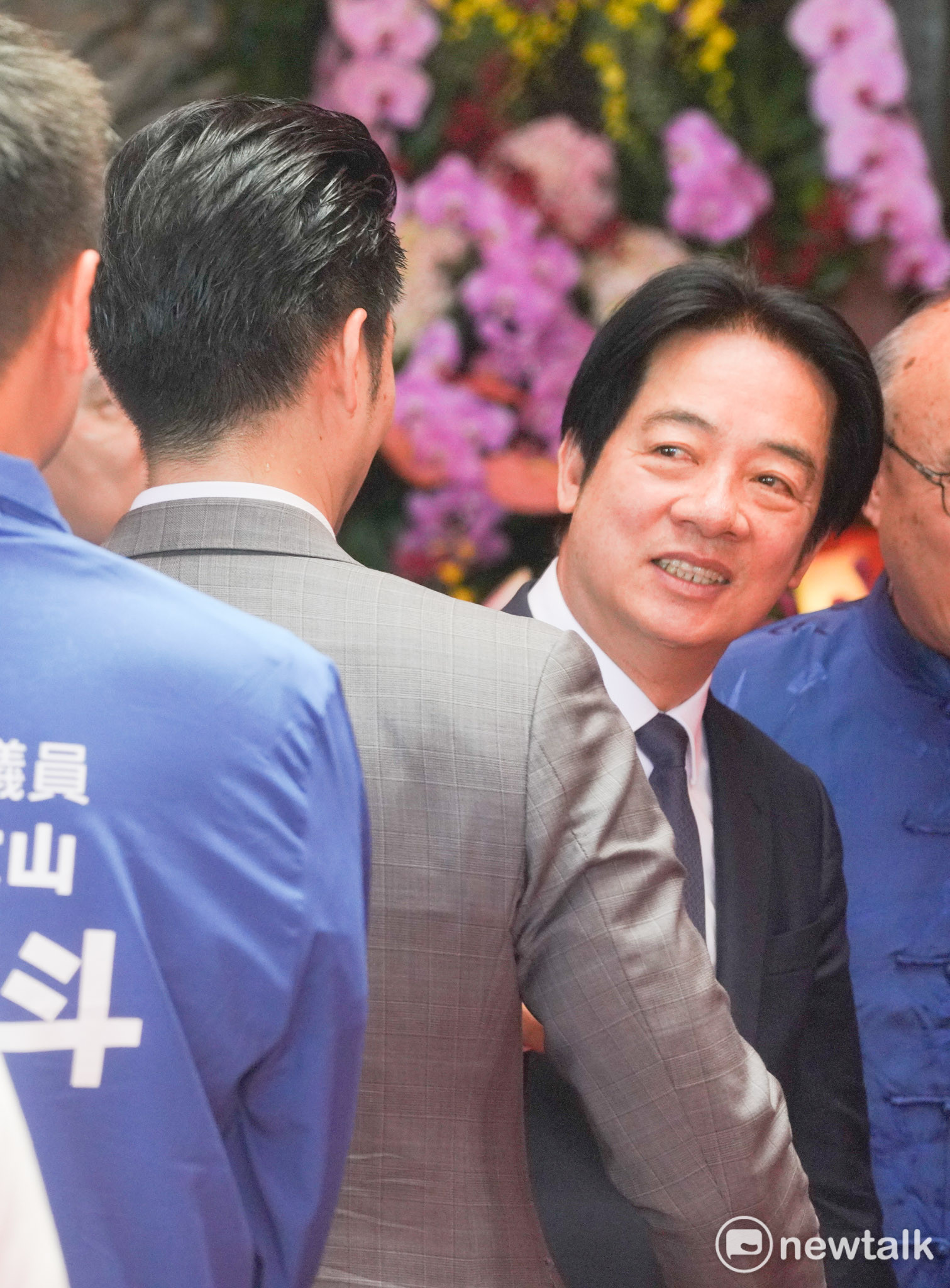  總統賴清德出席「指南宮純陽寶殿孚佑帝君成道周年三獻大典」時，和台北市長蔣萬安握手致意。 圖：張良一/攝 