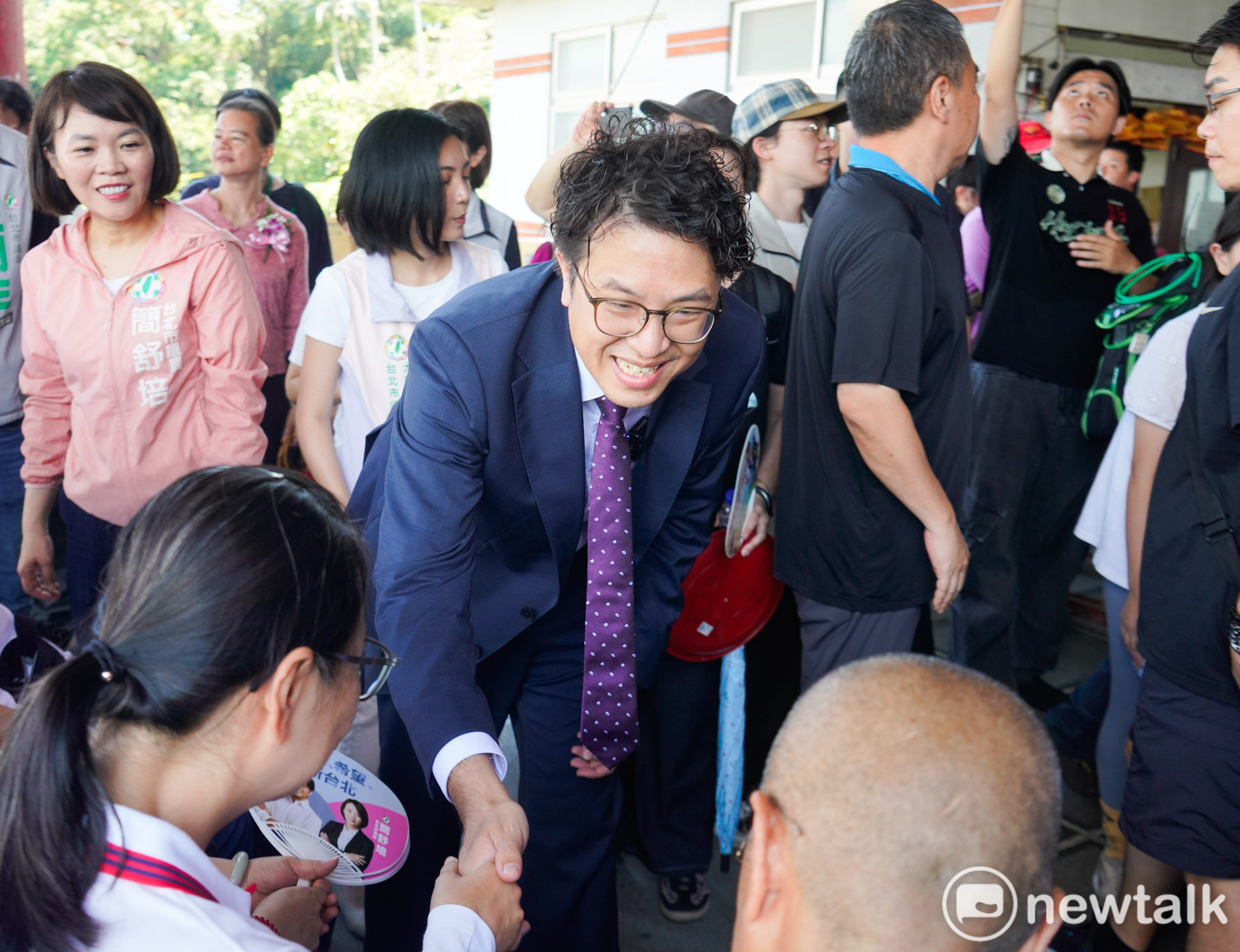  民進黨台北市長參選人沈伯洋出席「指南宮純陽寶殿孚佑帝君成道周年三獻大典」，向與會來賓握手致意。 圖：張良一/攝 