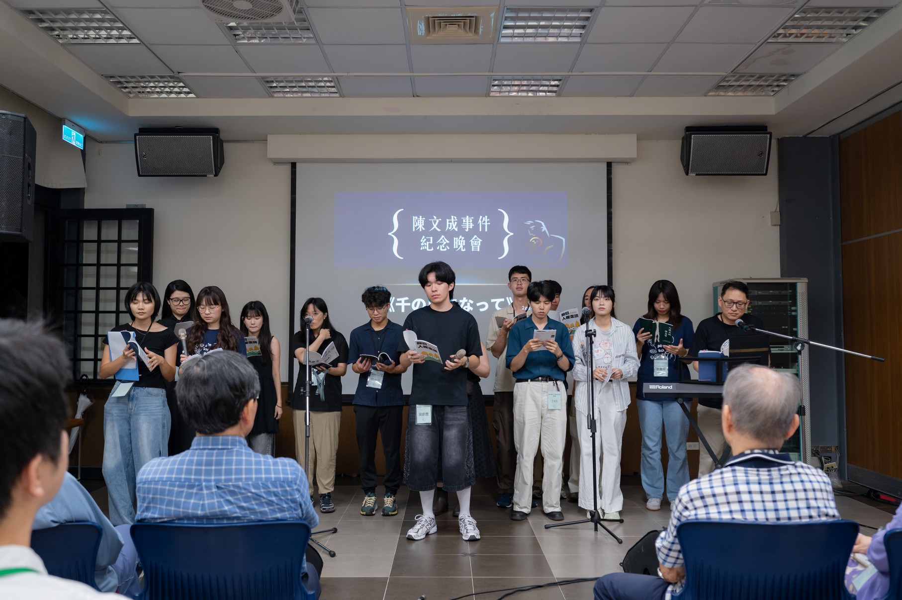  「陳文成事件45周年紀念晚會」，學生與志工們一起合唱〈千風之歌〉，獻給政治受難前輩們。 圖：陳文成基金會提供