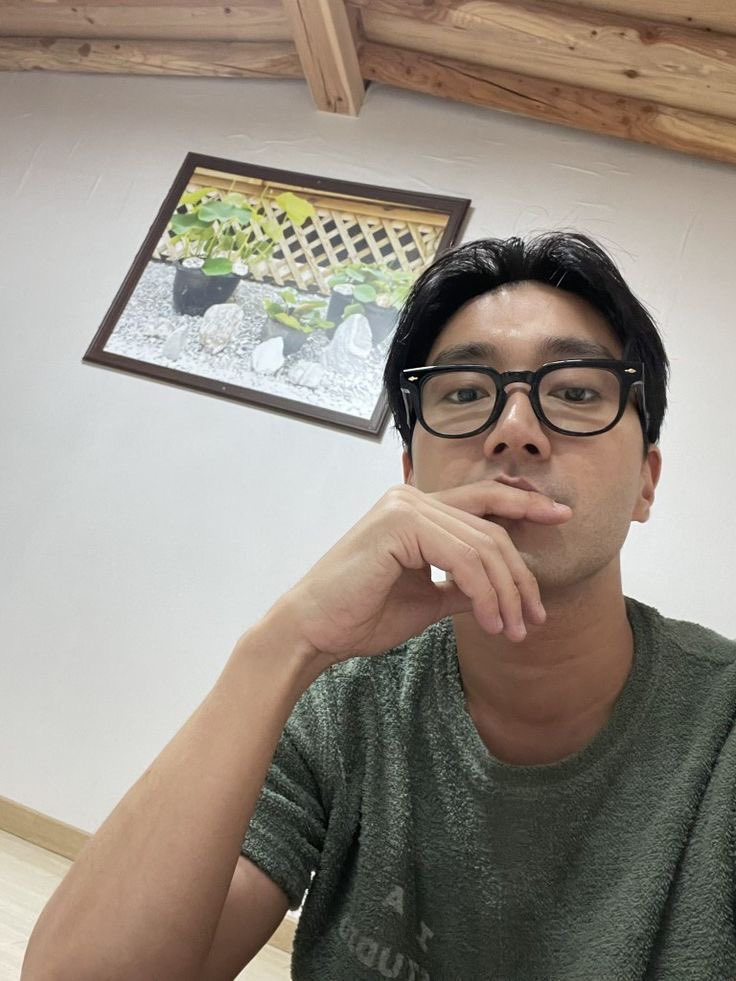 崔始源於今年 2 月在社群媒體 Instagram 上，發表寫有「不義必亡、土崩瓦解」等字句的貼文。其近期發布的多篇日常貼文，意外引發外界政治性解讀，招致海量酸民的持續性攻擊與辱罵。 圖：翻攝自 X 