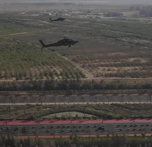  現場不僅安排 11 響禮炮與摩托車方陣巡游，空軍更出動戰機進行空中編隊展演，場面浩大壯觀。 圖：翻攝自騰訊網 