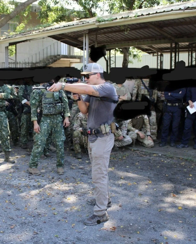 美國軍事人員頻繁進出位於桃園龍潭的陸軍特種作戰指揮部總部「武漢營區」，現場目擊细節顯示，美軍特種部隊在台灣的常態化活動規模與深度已遠超外界預期。 圖：翻攝自騰訊網 