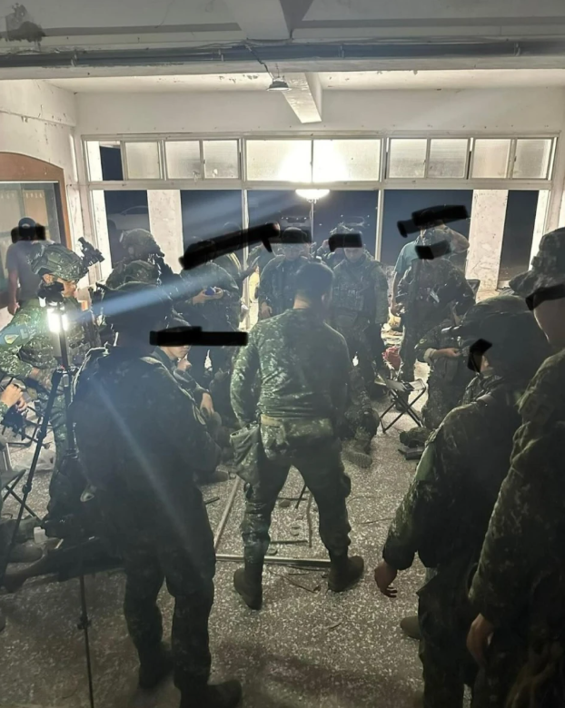 軍人們日常也會前往中興路周邊購買生活用品及台灣街頭小吃，當地居民對此奇特景象已逐漸習以為常。 圖：翻攝自騰訊網 