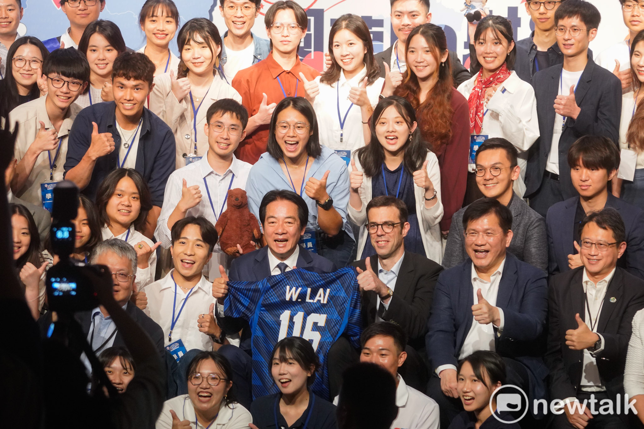  總統賴清德出席「青年百億海外圓夢基金計畫」與法國在台協會代表會面活動，並和外交部長林佳龍、法國駐台代表龍燁坐在舞台上和學員合影。 圖：張良一/攝 
