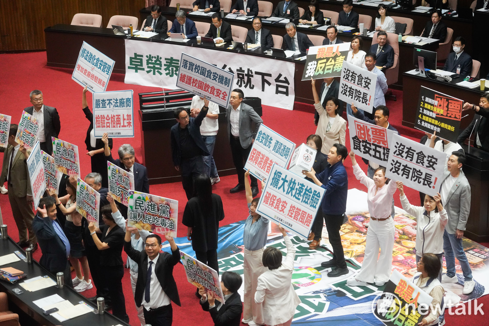 支持者在論壇中批評行政院面對缺失態度傲慢，認為倒閣是反制對抗的必要手段。 圖：張良一/攝 