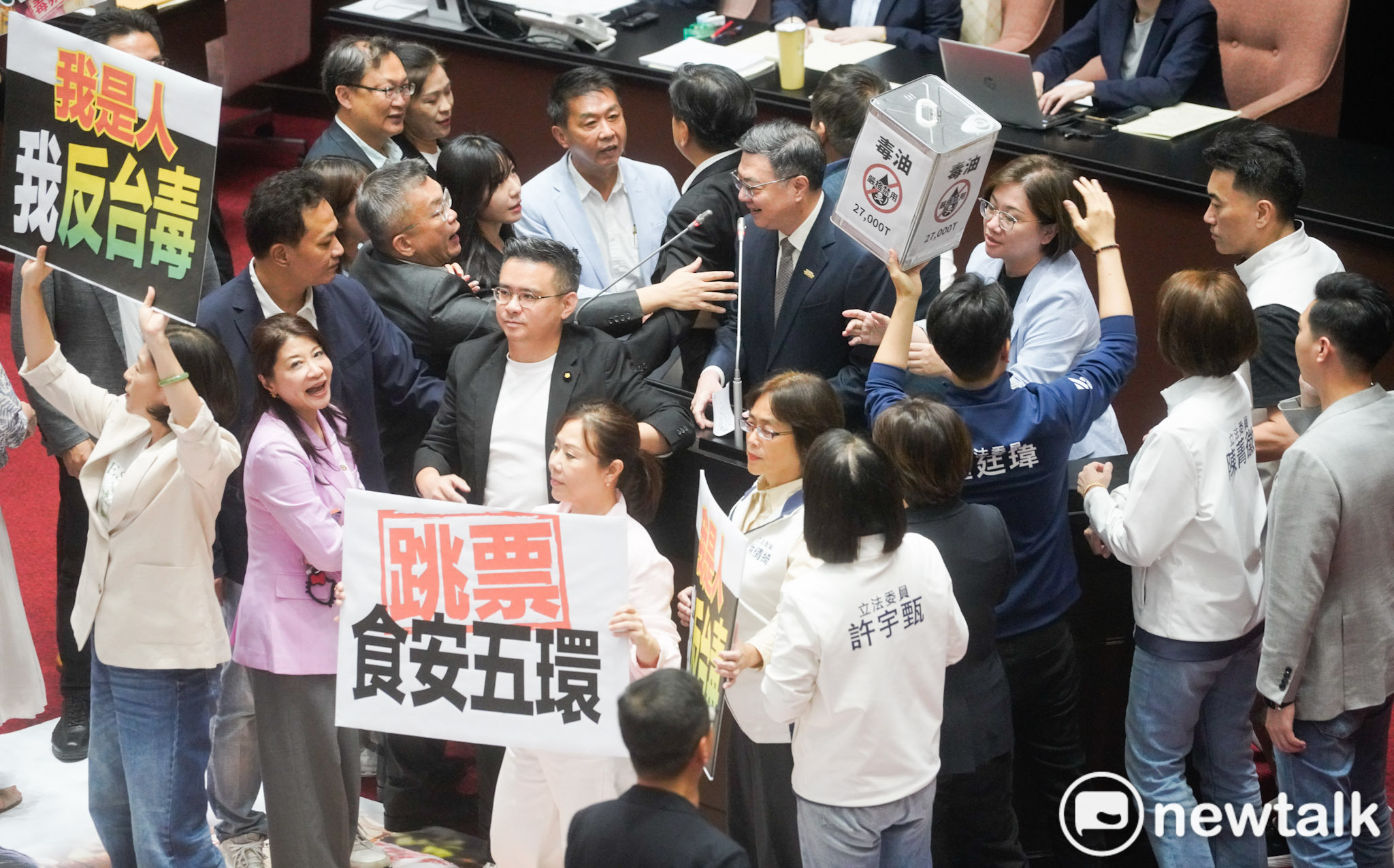在野立委高喊「卓榮泰下台」  沙拉油桶都搬出來了