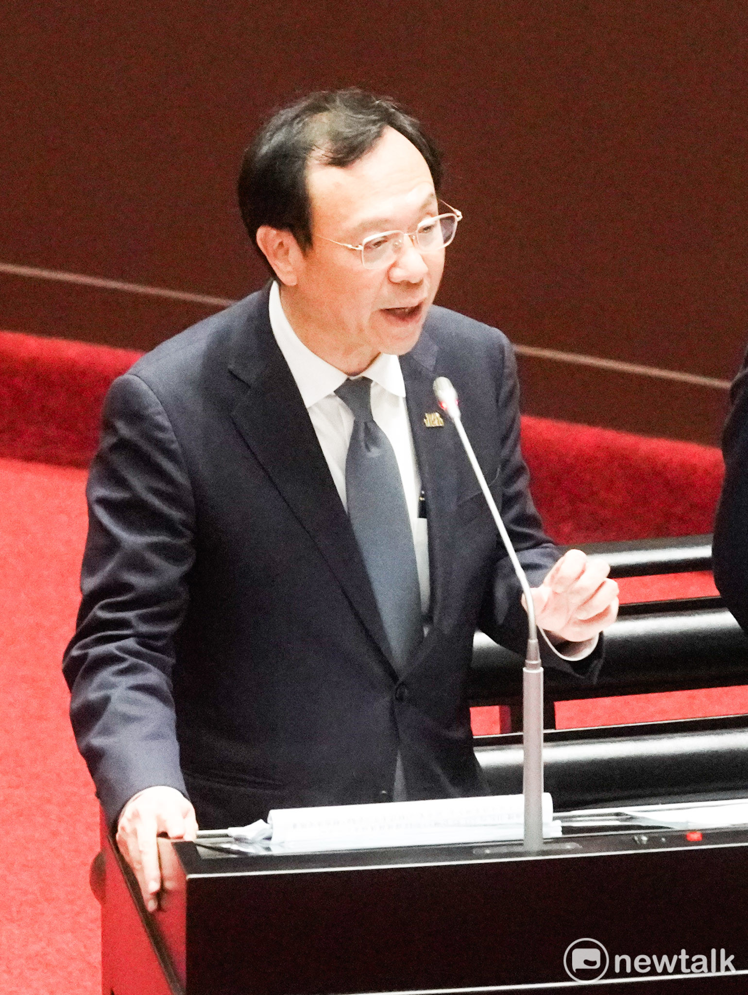 5歲以上長者免繳健保費!石崇良警告:15至64歲恐承擔漲價壓力