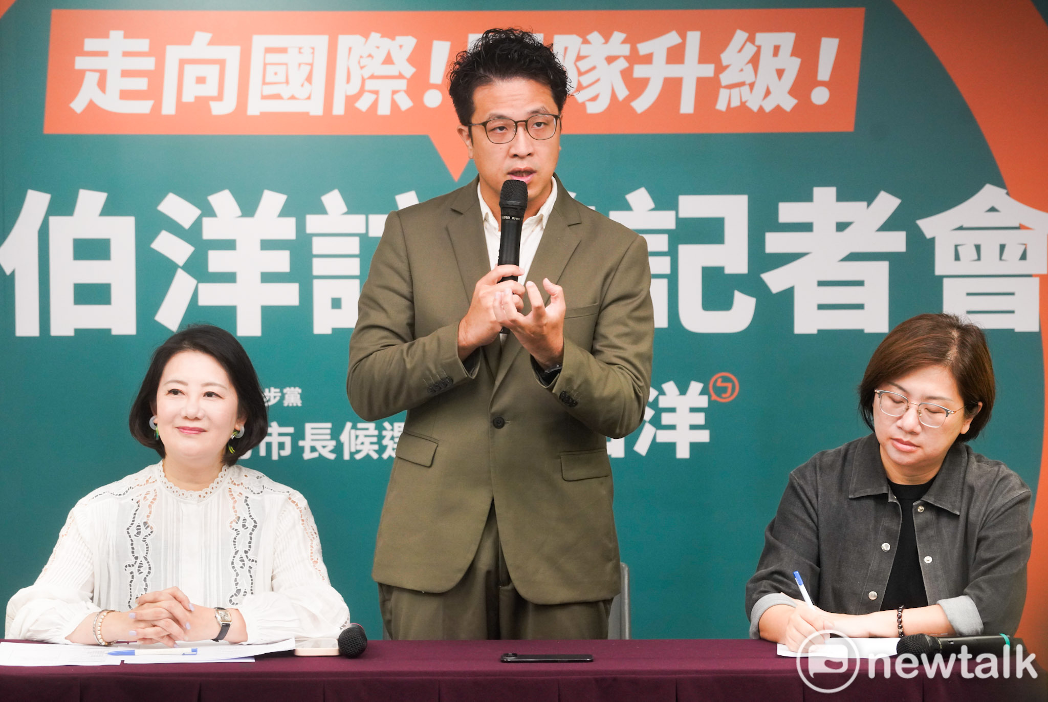  民進黨台北市長參選人沈伯洋說，他不會因為拳頭而屈服。 圖：張良一/攝 