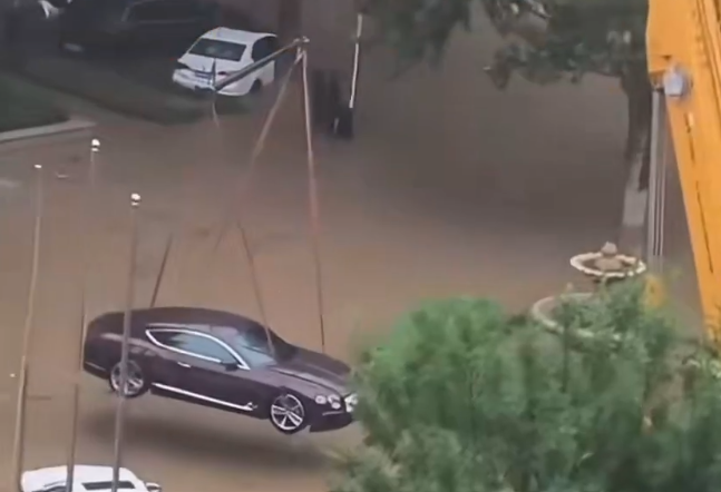  在瀋陽，一位賓利車主為了防止自己的愛車被洪水淹沒，在颱風來臨前特意租了一台起重機將賓利吊到半空中 圖：翻攝自 X @cuichenghao 