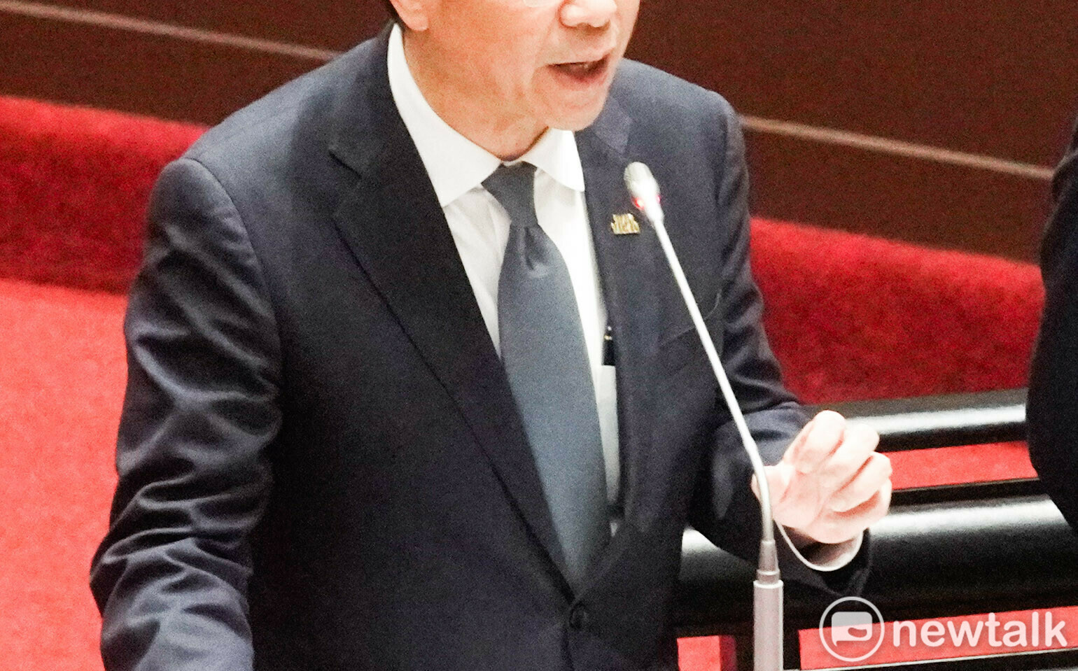 蘋果農藥標準調高6倍是因美施壓?石崇良:台灣標準仍低於美國