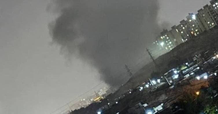  美國海軍戰鬥機從北阿拉伯海起飛，投擲的重型精確導引炸彈擊中了阿拉胡阿克巴爾山上的電信塔。爆炸造成嚴重破壞。 圖：翻攝自 X @BabakTaghvaee1 