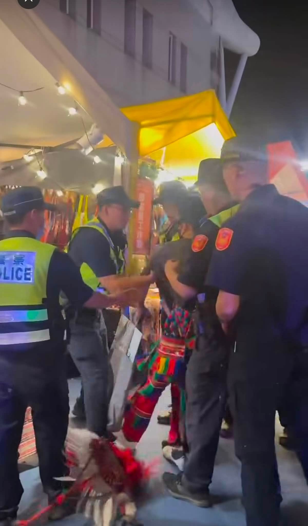  男子拒絕配合盤查，員警遂將其帶返前進指揮所查證身分。 圖：翻攝自臉書帳號 @戲謔蘿莉塔 