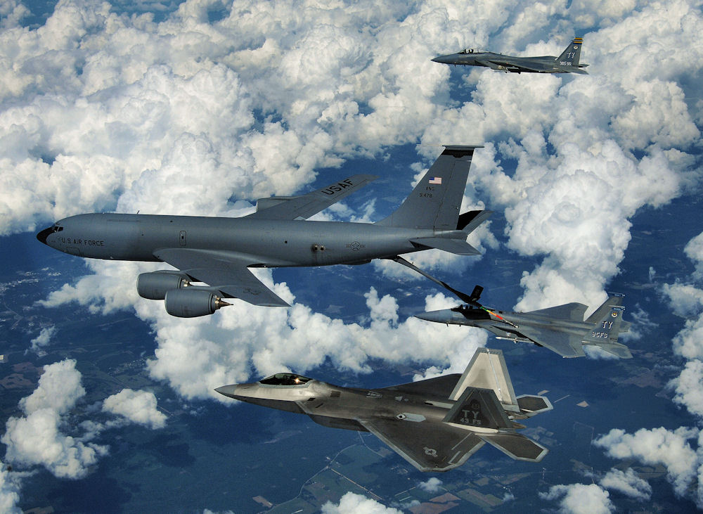  美軍堅持將這批 KC-135 給油機部署在班古利安機場，理由是該機場比起內蓋夫等區域的空軍基地，更不易暴露於伊朗的飛彈威脅之中。 圖：翻攝自維基百科 