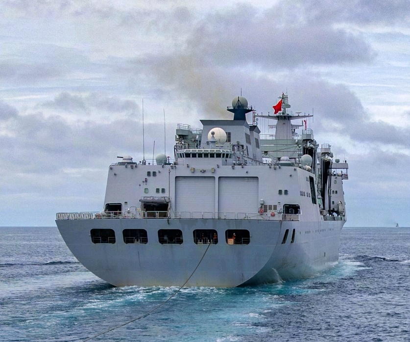  解放軍海軍現役 901 型綜合補給艦。 圖：翻攝自 X 帳號 @AlexLuck9 