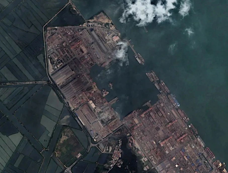  這艘船正在位於廣州市東南方向龍穴島上的船廠建造，對行星實驗室公司衛星圖像的分析顯示，該艦至少自今年2月起便已開工。 圖：翻攝自騰訊網 