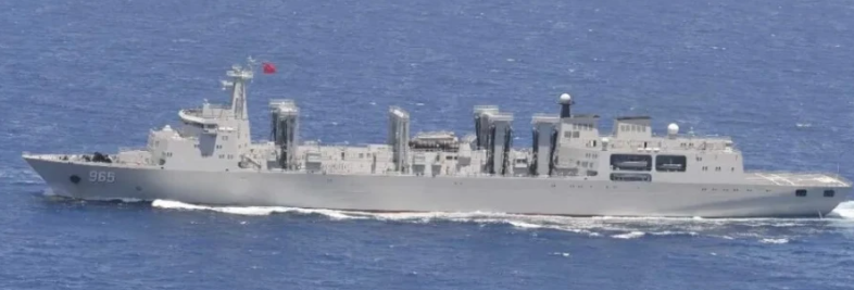  從結構設計觀察，新艦延續中國海軍近年的現代化佈局，堪稱 901 型綜合補給艦的「放大版」。艦體兩側分布著多組緊貼舷側的柱狀垂直結構，與現代海軍進行海上橫向補給的裝置高度一致。 圖：翻攝自騰訊網 