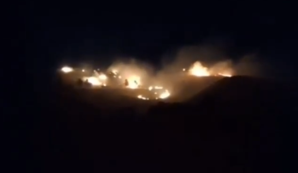  目擊情報顯示，即使在空襲結束 5 小時後，該地下基地仍在大火中熊熊燃燒，美軍此舉無疑是對伊朗威嚇言論的直接針鋒相對。 圖：翻攝自 X @RealBababanaras 