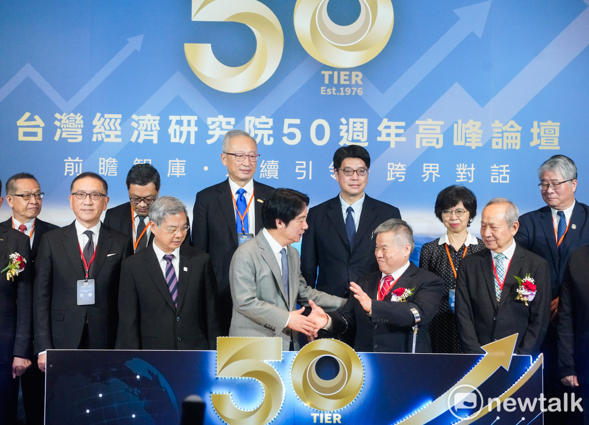  總統賴清德出席「台灣經濟研究院50週年高峰論壇」，並在合影後向台經院董事長吳中書握手致意。 圖：張良一/攝 