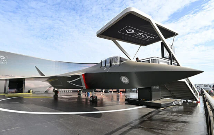  GCAP模型正面特寫，菱形機頭、傾斜雙垂尾的隱身外形輪廓與F-35有相似之處，但幾何尺寸明顯更大。 圖：翻攝自騰訊網 