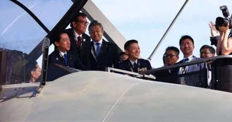  日本防衛大臣小泉進次郎親自坐進GCAP座艙，配戴專用頭盔體驗第六代戰機的未來操控介面。 圖：翻攝自騰訊網 