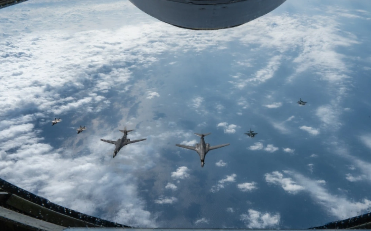  日本航空自衛隊F-2與美國空軍F-35A、B-1B轟炸機編隊飛行。 F-2將於2035年前後被GCAP取代，但在此之前，日本將長期維持F-35與GCAP並存的雙軌制。 圖：翻攝自騰訊網 