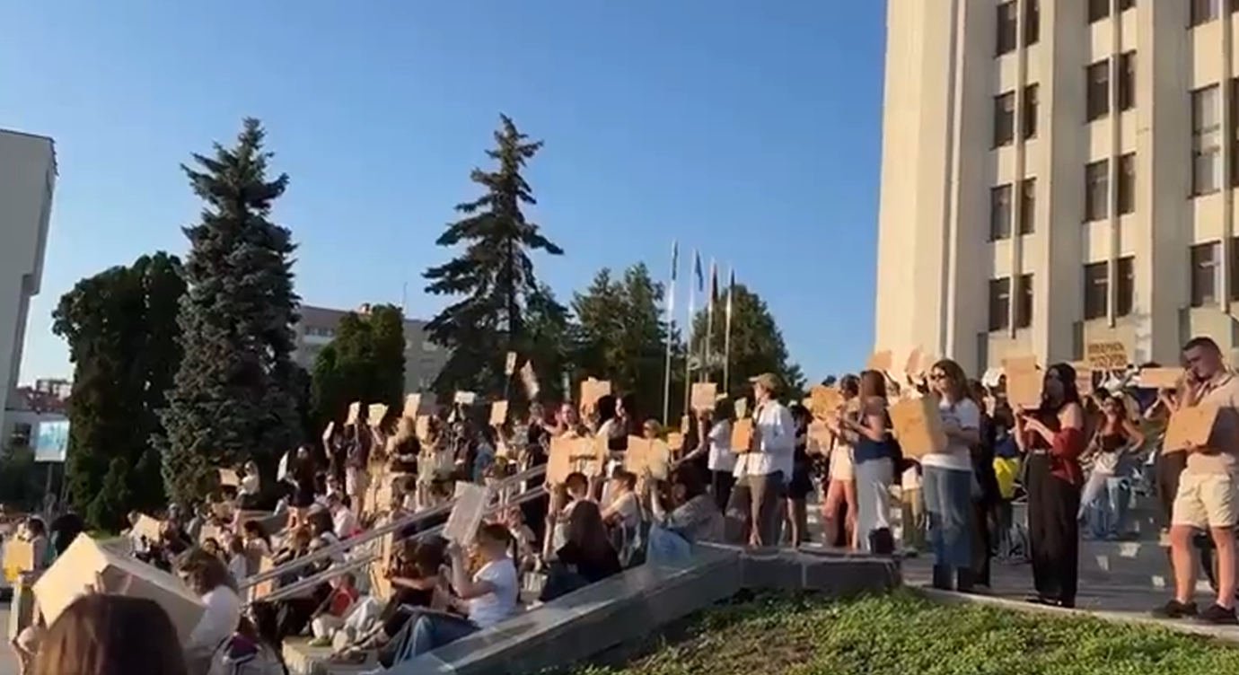  群眾的抗議口號直指：「費多羅夫讓更多俄羅斯人死亡，瑟爾斯基讓更多烏克蘭人死亡。」 圖：翻攝自 X @MarioNawfal