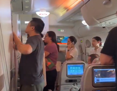  機上 373 名旅客卻因機組人員工時超時、飛機突發機械故障與邊境管制等三重因素疊加，被強行困在密閉機艙內無法脫身。 圖：翻攝自 X @whyyoutouzhele 