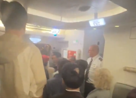  阿聯酋航空機組人員一開始以「海關與邊境管制不允許入境」為由，強硬拒絕開啟機艙門讓旅客下機透氣，直到滯留時間突破 10 小時，機艙內群情激憤。 圖：翻攝自 X @whyyoutouzhele